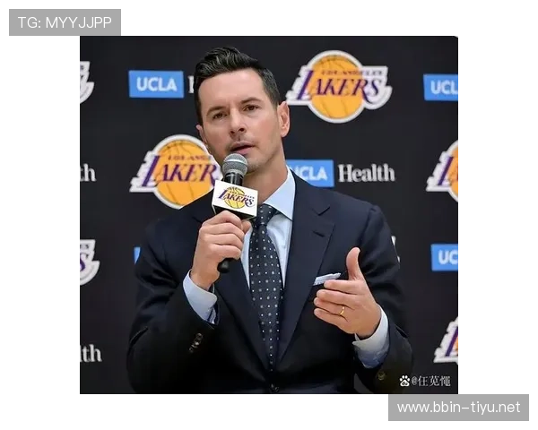 雷迪克带领湖人主场28胜9负跻身联盟第三的赛季亮眼表现全景述